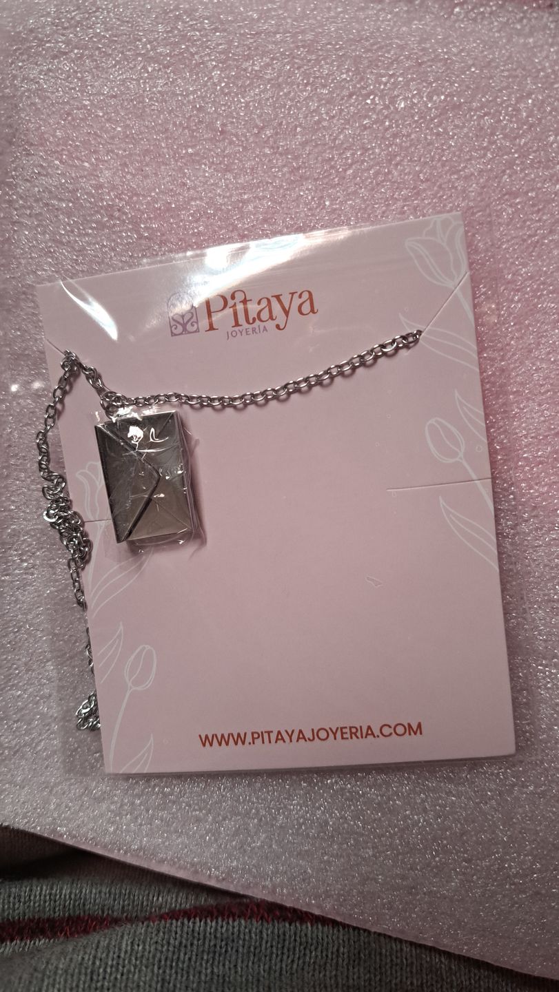 Customer photo review of Collar Mensaje Personalizado
