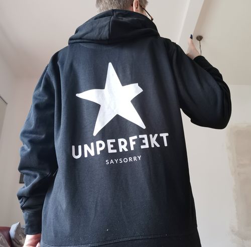 Customer photo review of 100% Organic unisex Hoodie in vielen Farben »unperfekt mit Stern vorne bestickt & hinten bedruckt«