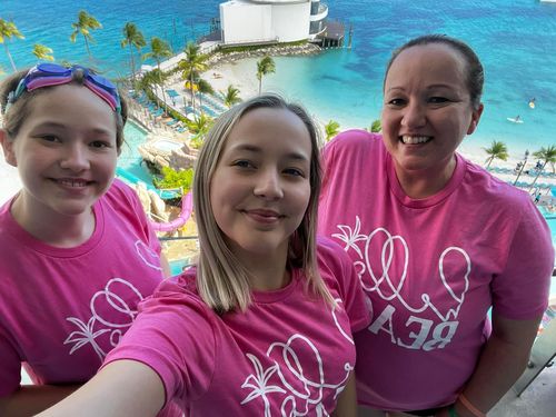 Customer photo review of Hello Beach Graphic Tee