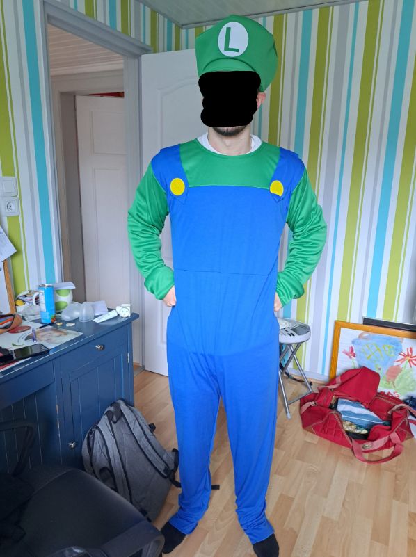 Customer photo review of Déguisement Adulte Mario Bleu Costume Halloween Carnaval