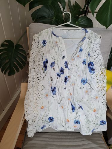 Customer photo review of Koronkowa bluzka z dekoltem w serek i kwiatowym nadrukiem