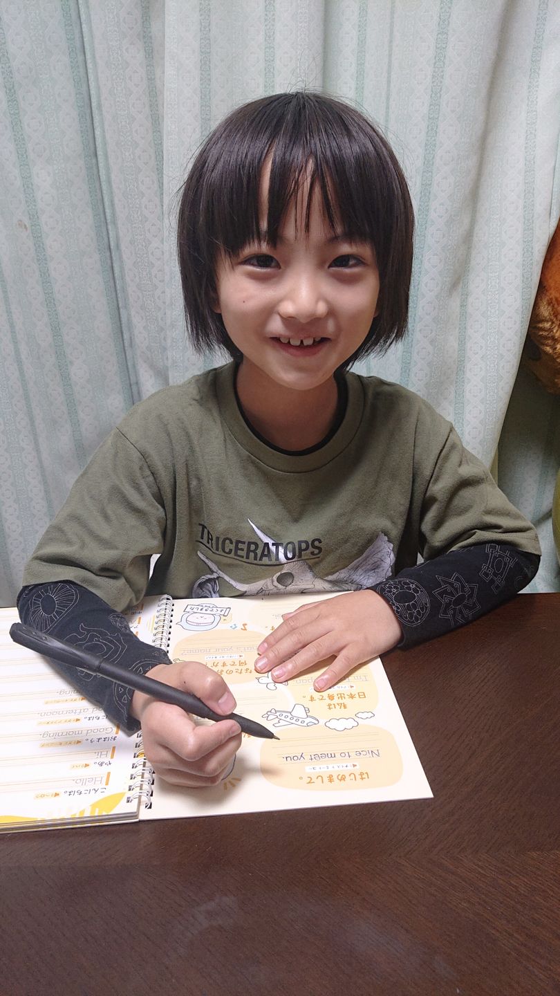Customer photo review of 文字が消える!?まほうのドリル （アルファベット・ローマ字 / 小学英語 ３年生）