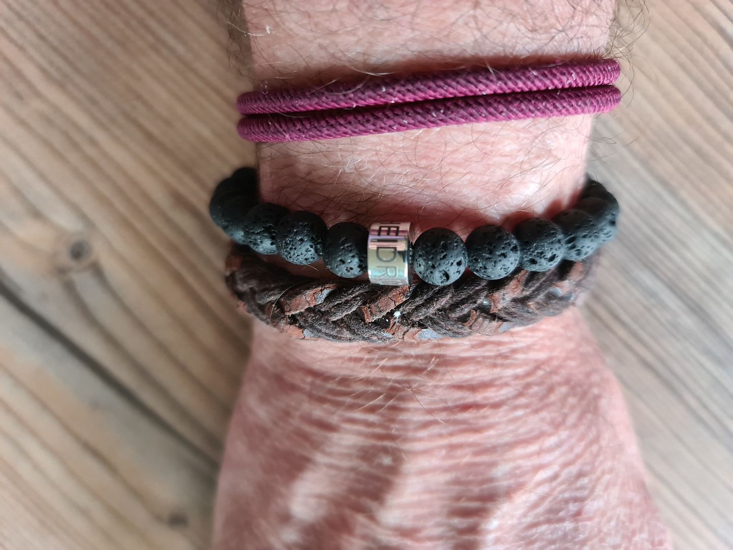 Customer photo review of LOANYA personalisiertes Armband aus Lavagestein