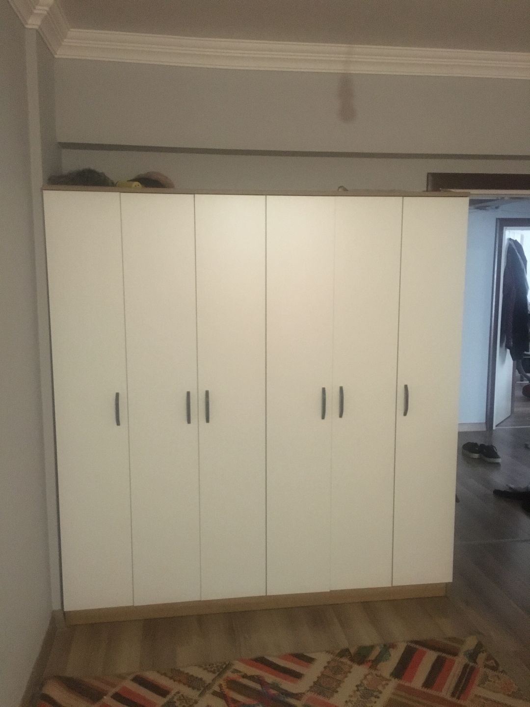Customer photo review of Rani BA114 Geniş Gardırop Elbise Dolabı 6 Kapaklı 16 Raflı 2 Askılı Sepet Ceviz - Beyaz