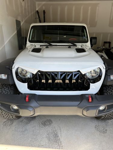 Customer photo review of Shark Grille - White & Black for 18-23 Jeep Wrangler JL & Gladiator JT