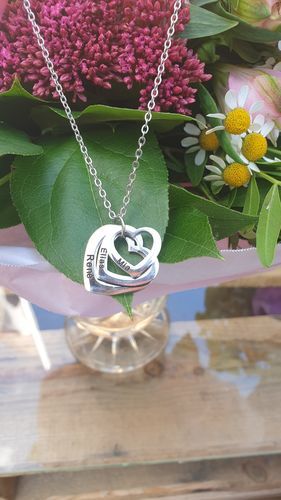 Customer photo review of LOANYA Collar con Corazones Personalizados