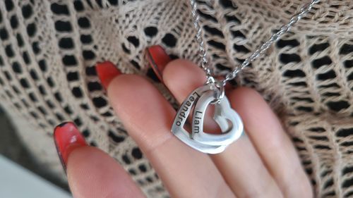 Customer photo review of LOANYA Collar con Corazones Personalizados