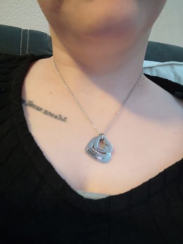 Customer photo review of LOANYA Collar con Corazones Personalizados
