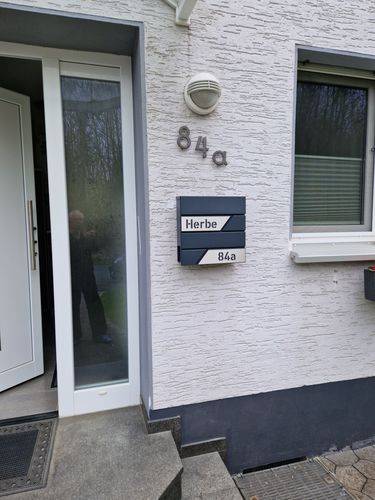 Customer photo review of AlbersDesign Briefkasten B1 anthrazit (RAL7016) personalisiert mit Edelstahl-Schildern