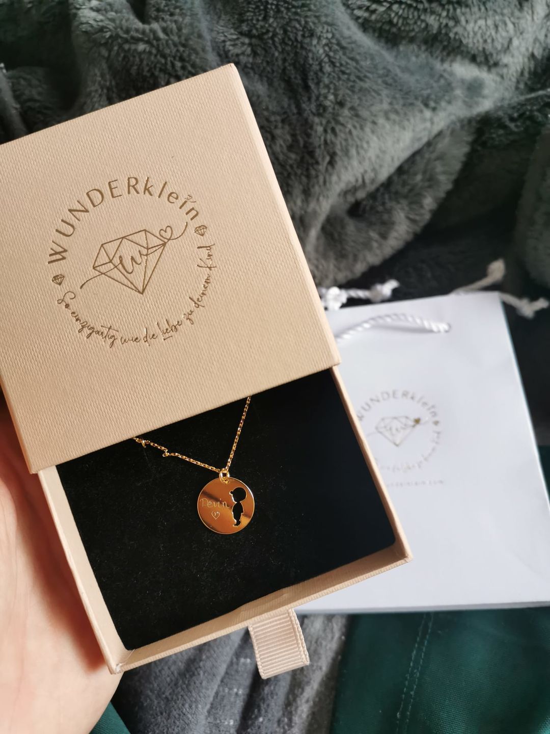 Customer photo review of Halskette mit Geburtsstein und Gravur "Mama"