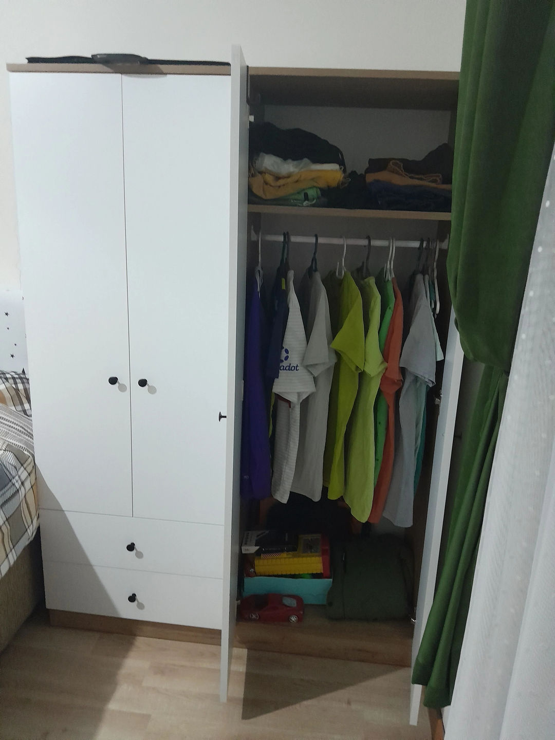 Customer photo review of Rani BA108 Geniş Gardırop Elbise Dolabı 4 Kapaklı 2 Çekmeceli 1 Raflı 2 Askılı Sepet Ceviz - Beyaz