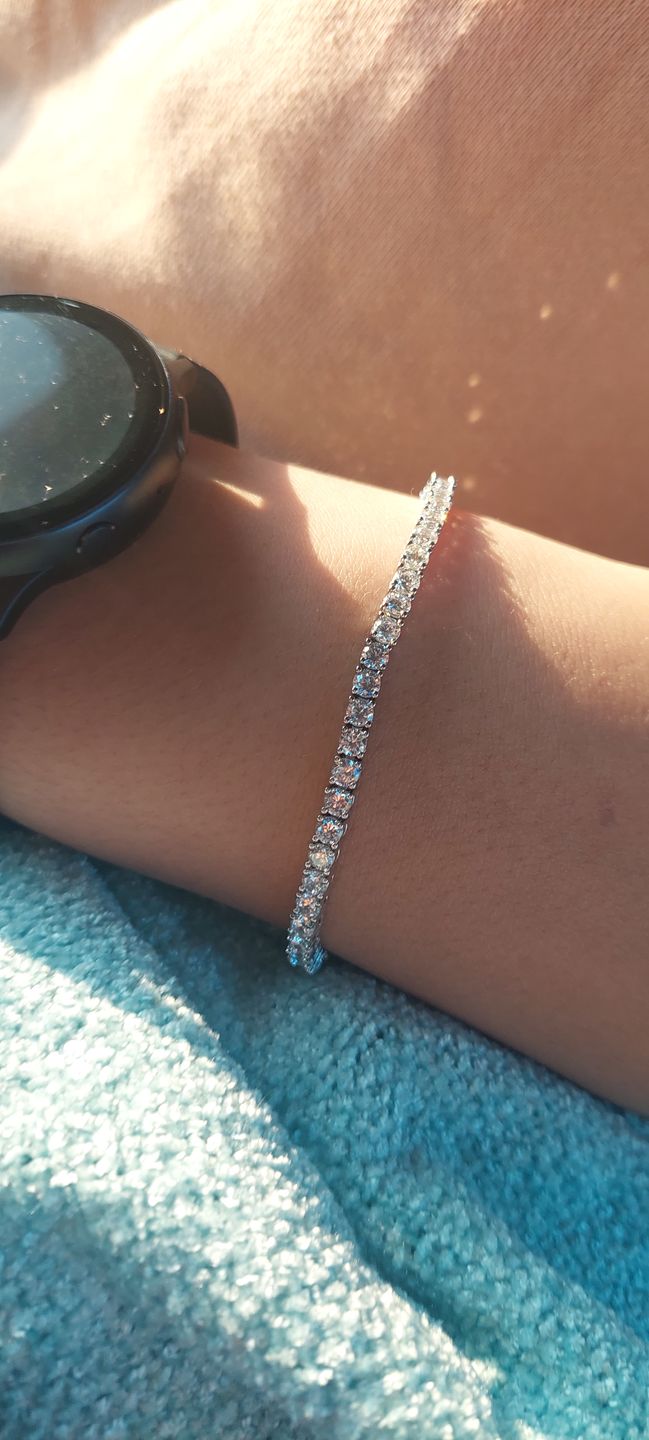 Customer photo review of Luxury Tennis Bracelet I AAA Grade Cubic Zirconia