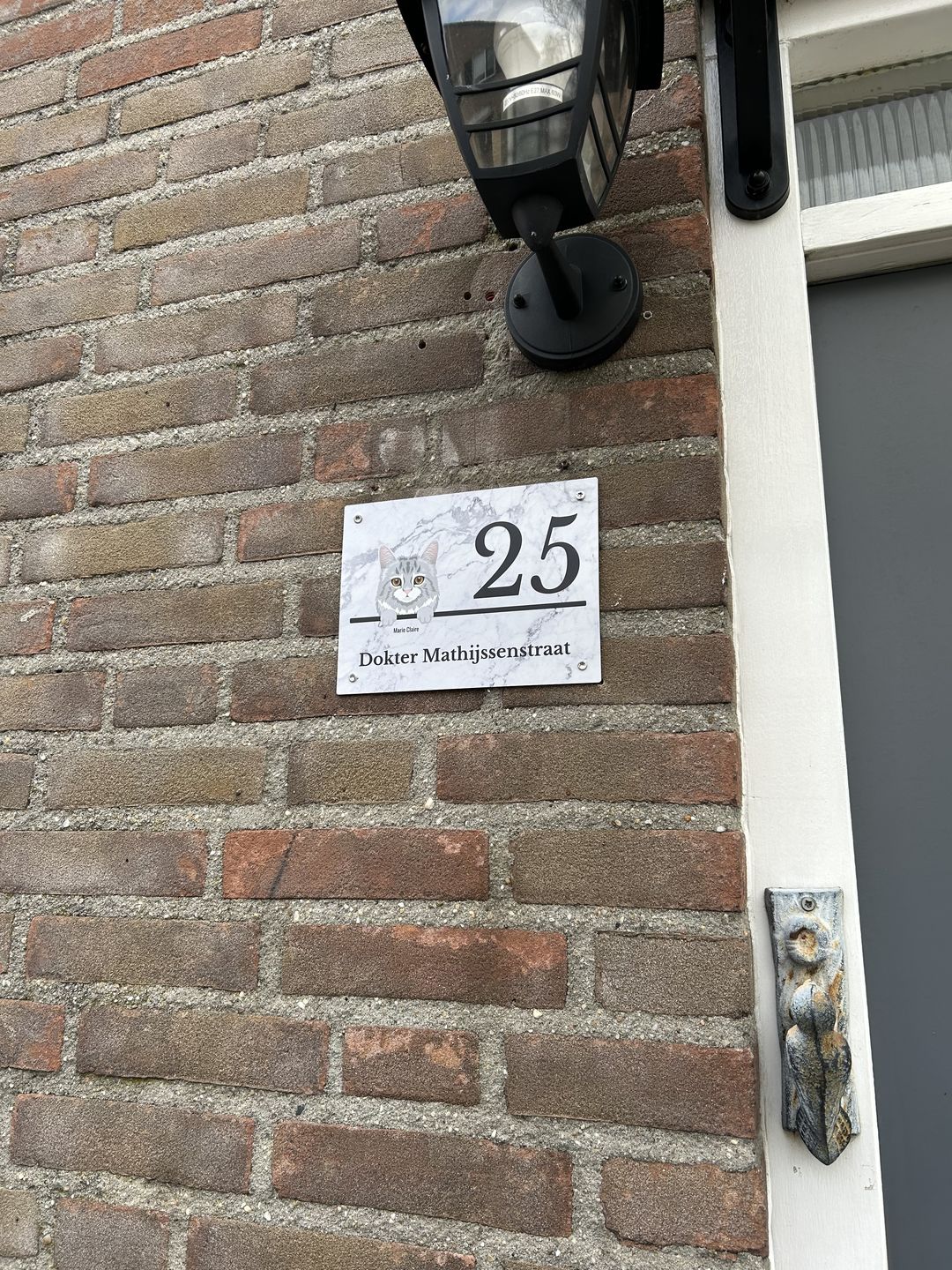Customer photo review of Huisnummer met marmerlook - Gepersonaliseerd deurbordje