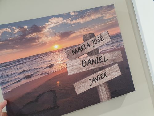 Customer photo review of Lienzo Muelle de Madera con Nombres Personalizados