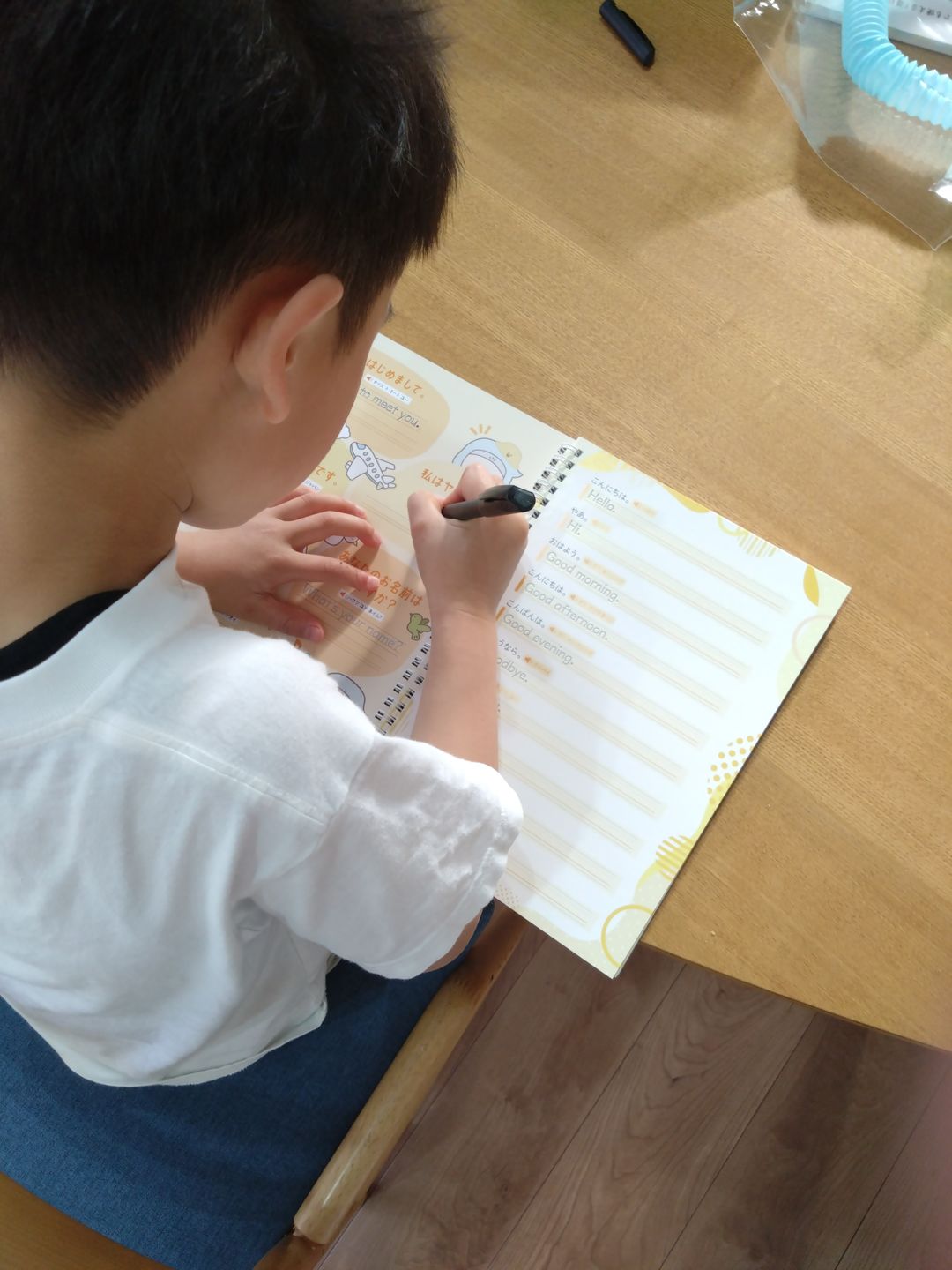 Customer photo review of 文字が消える!?まほうのドリル （アルファベット・ローマ字 / 小学英語 ３年生）