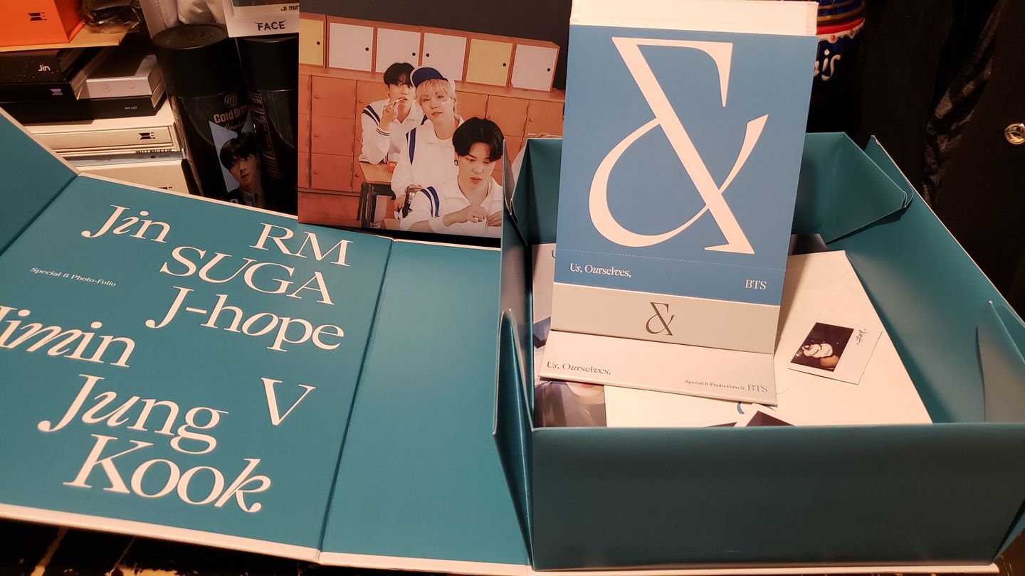 Customer photo review of [2ND PRE-ORDER] BTS - SPECIAL 8 PHOTO FOLIO US OURSELVES AND BTS WE SET VER.