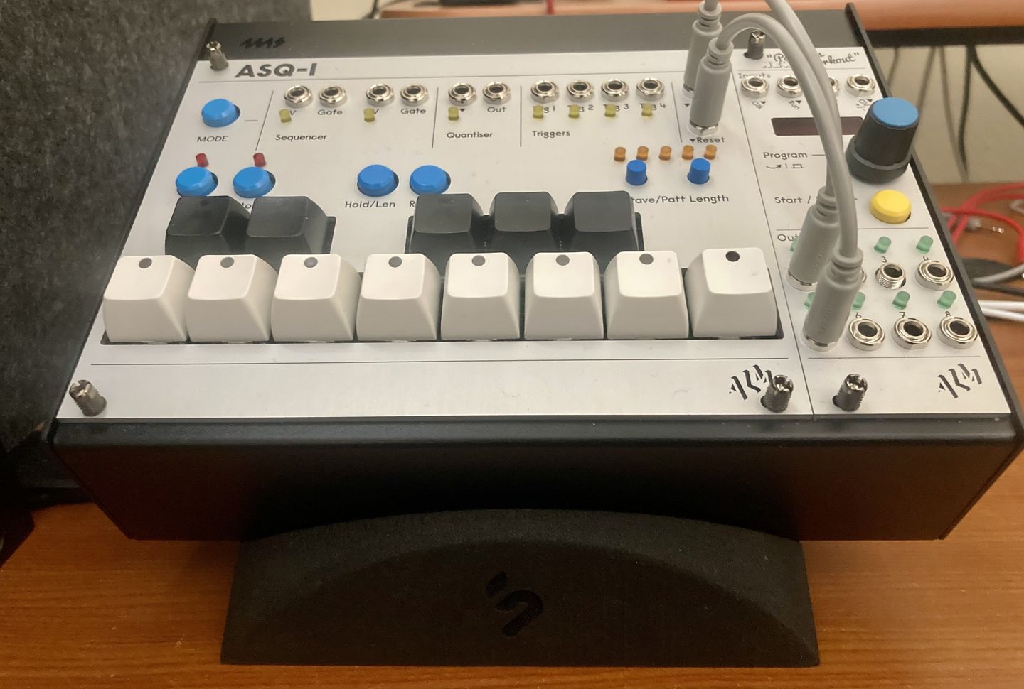 Customer photo review of PEDAL STAND 6 x 6 inch Perfect Foam Angle for UA Apollo Twin Audio Interface FX Pedals