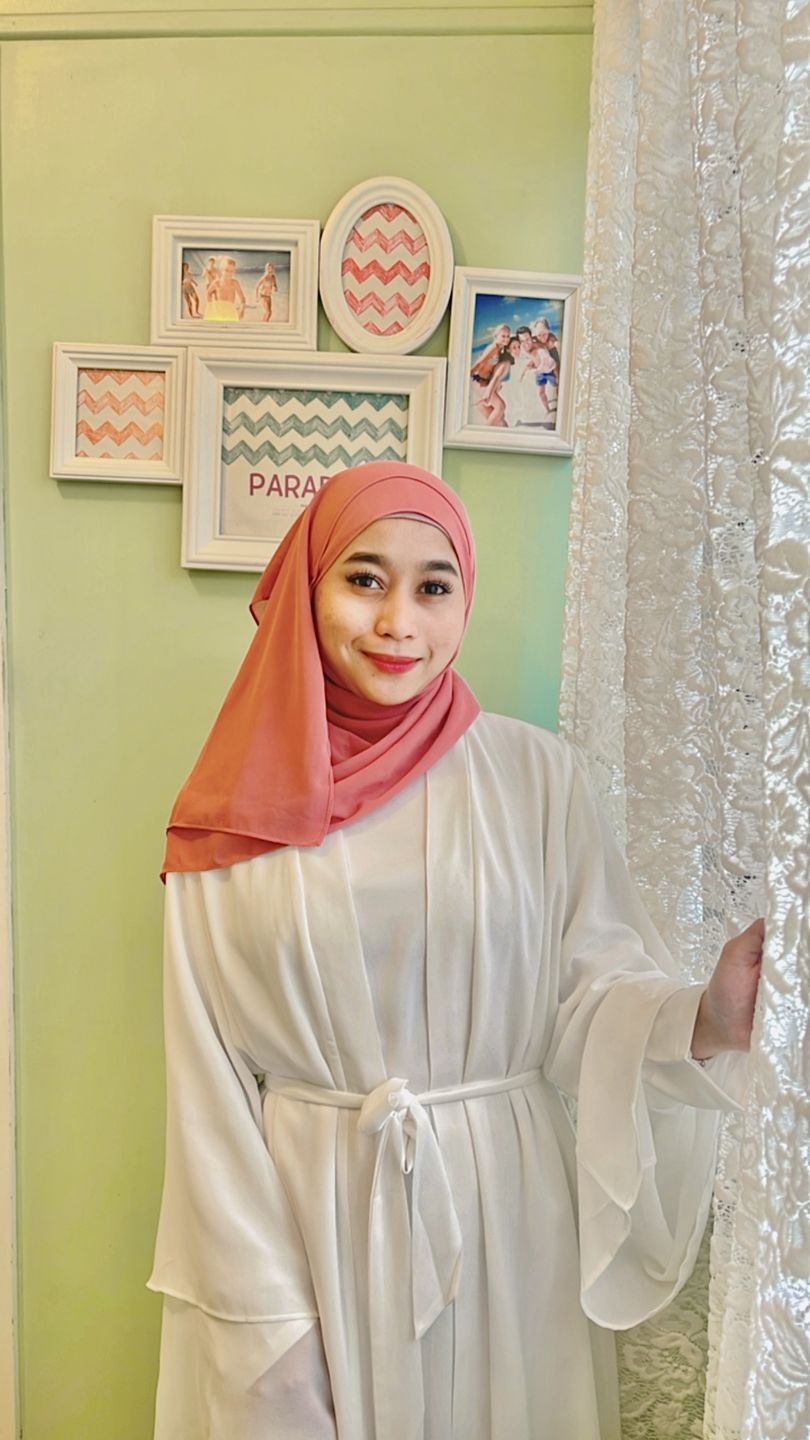 Customer photo review of Aisha White Abaya