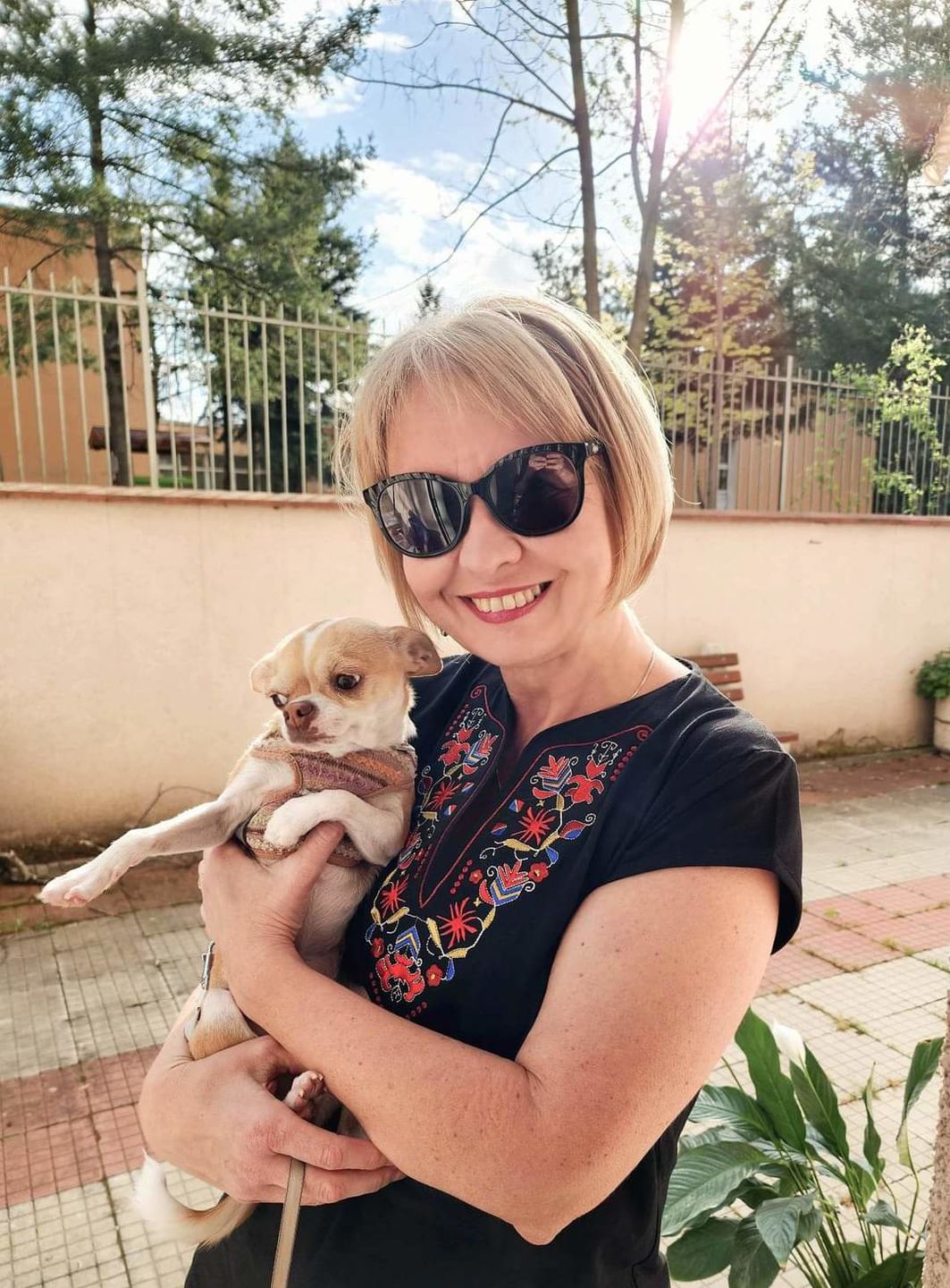 Customer photo review of Дамска тениска с  V образно деколте бродирана със самоковска шевица