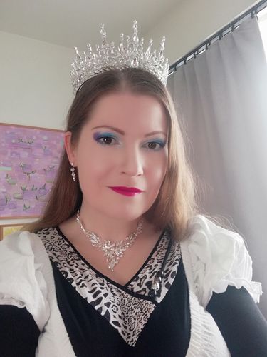 Customer photo review of Gems Stunning Tiara