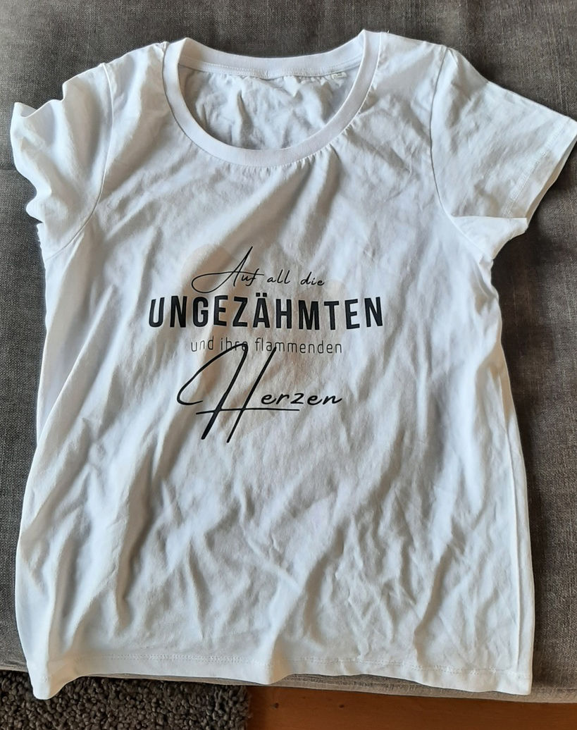 Customer photo review of Damen T-Shirt slim fit "AUF ALL DIE UNGEZÄHMTEN" Bio-Baumwolle