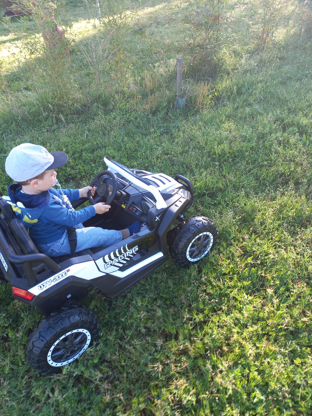 Customer photo review of Carro Elétrico para Criança BUGGY RACING 4x4 UM LUGAR 12v Branco c/ RODAS DE BORRACHA & ASSENTO EM PELE