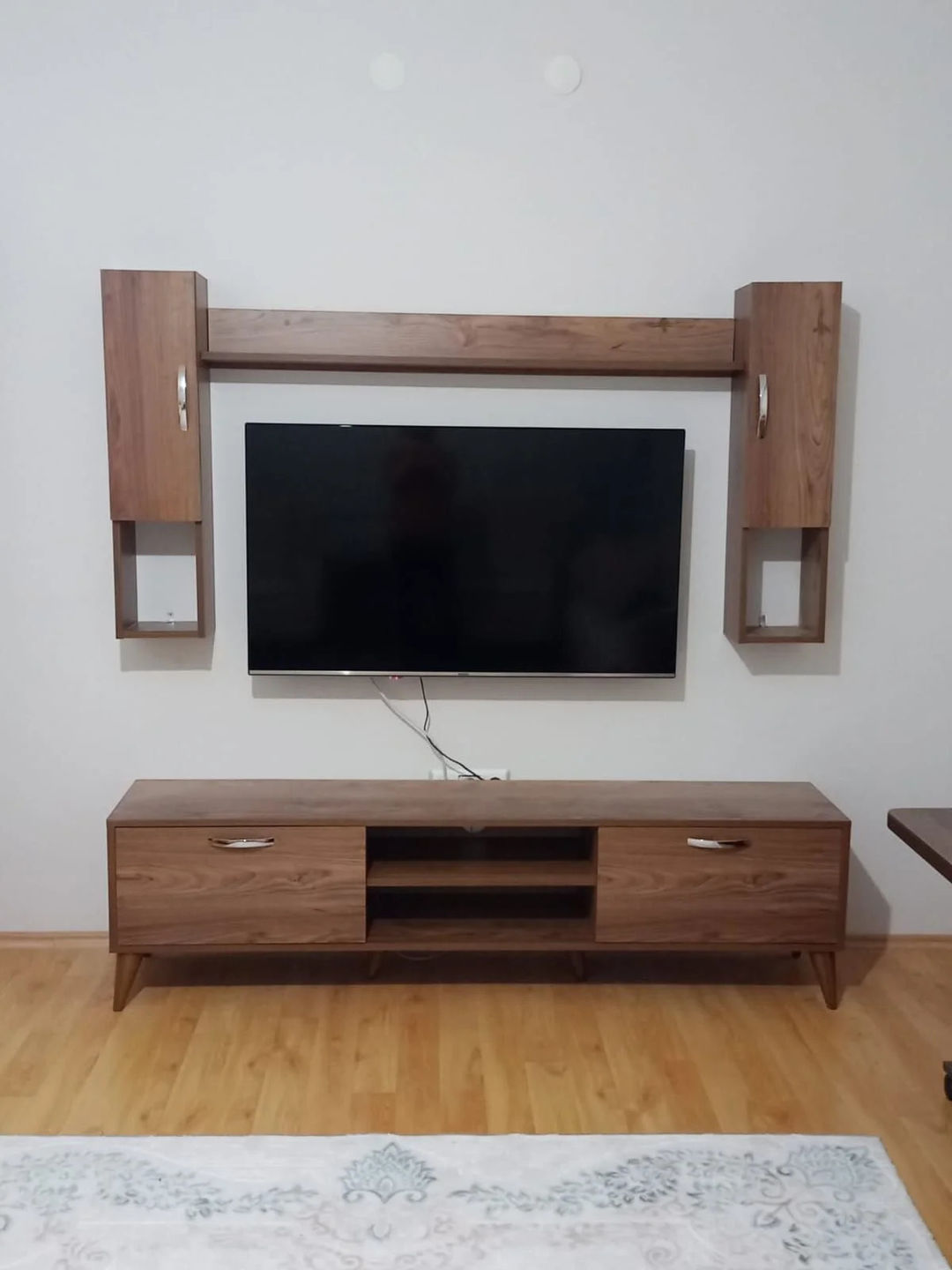 Customer photo review of Rani A9 Duvar Raflı Tv Ünitesi Kitaplıklı Tv Sehpası Duvara Monte Raflı Modern Ayaklı 180 cm Minyatür Ceviz M27