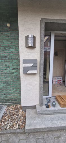 Customer photo review of AlbersDesign Briefkasten B1 in Graualuminium (RAL9007) personalisiert mit Edelstahl-Schildern