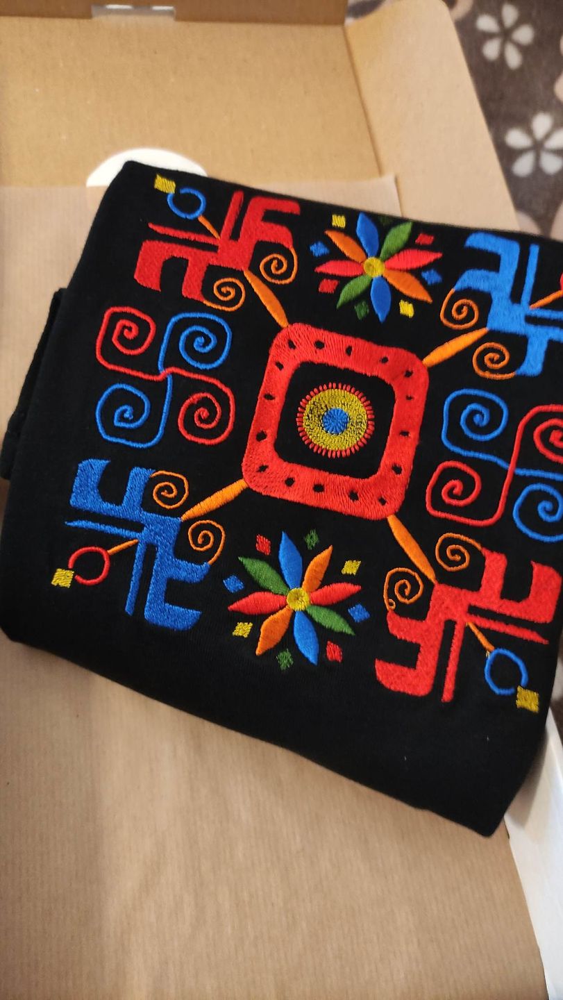 Customer photo review of Тениска бродирана с шевица "Посоки"