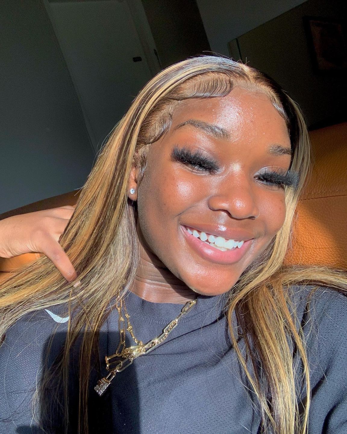 Customer photo review of 30inch Straight Highlighting Wig 4x6 Pre-Cut Lace Wear Go Glueless Wig Beginner Friendly