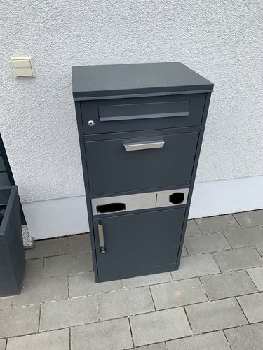 Customer photo review of AlbersDesign Stand-Paketbox PB1 anthrazit (RAL7016) personalisiert mit Edelstahl-Schild
