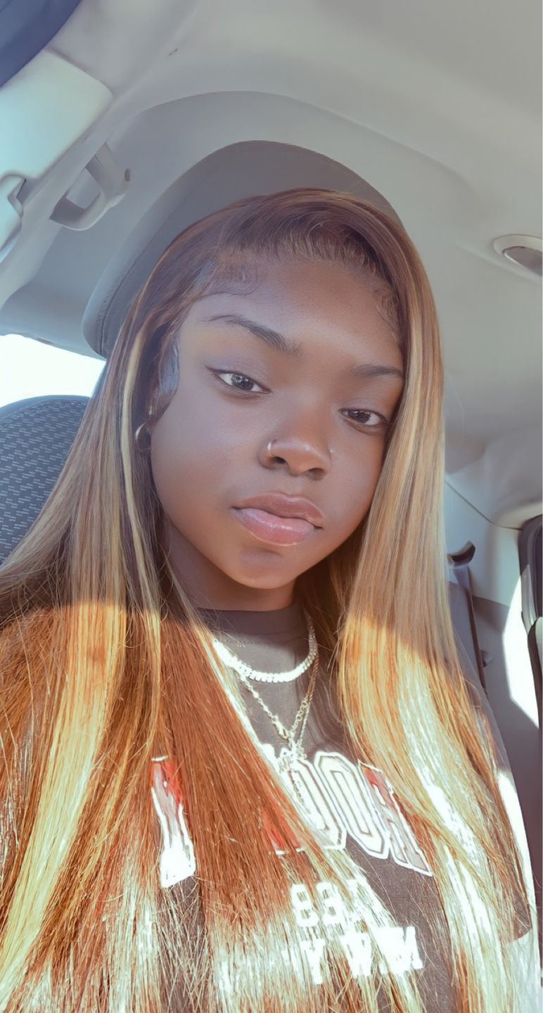 Customer photo review of 30inch Straight Highlighting Wig 4x6 Pre-Cut Lace Wear Go Glueless Wig Beginner Friendly