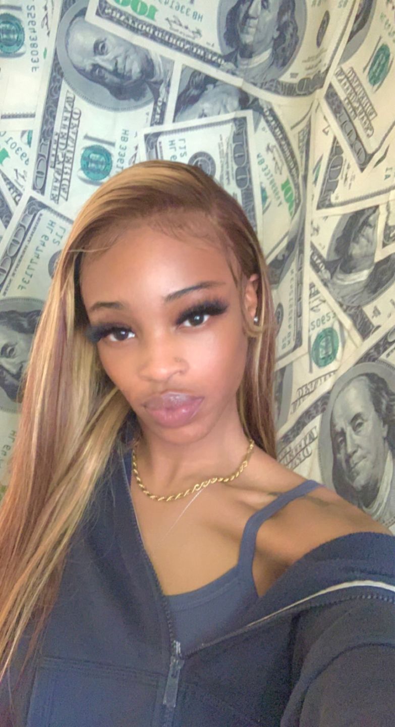Customer photo review of 30inch Straight Highlighting Wig 4x6 Pre-Cut Lace Wear Go Glueless Wig Beginner Friendly