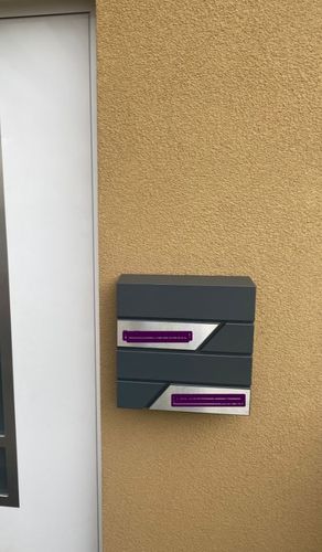 Customer photo review of AlbersDesign Briefkasten B1 anthrazit (RAL7016) personalisiert mit Edelstahl-Schildern