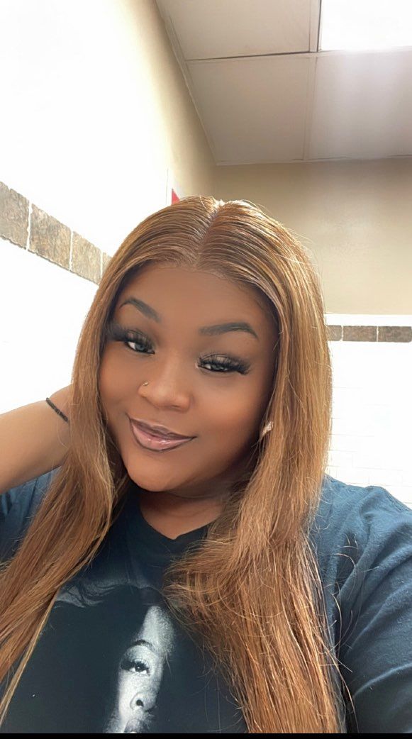 Customer photo review of 30inch Straight Highlighting Wig 4x6 Pre-Cut Lace Wear Go Glueless Wig Beginner Friendly