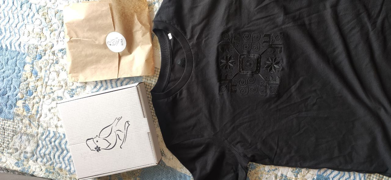 Customer photo review of Tениска с бродирана черна ахроматична шевица "Посоки"