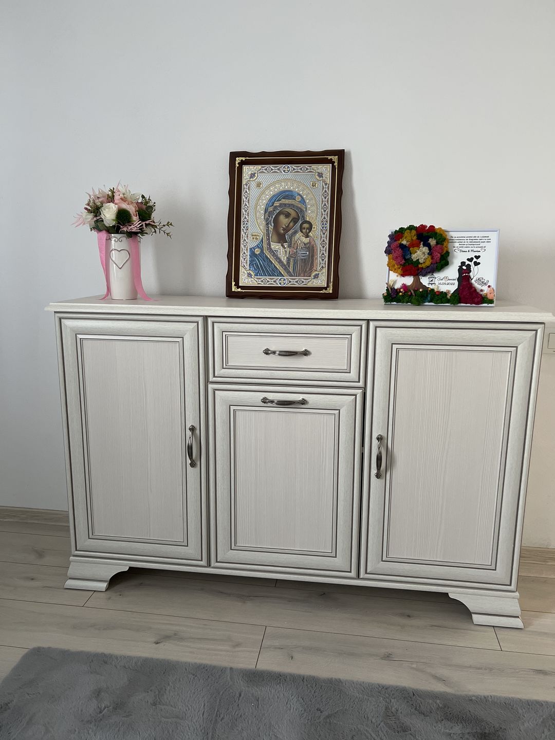 Customer photo review of Comoda cu 3 usi si un sertar Tiffany alba, pal si mdf, 139x37x90 cm