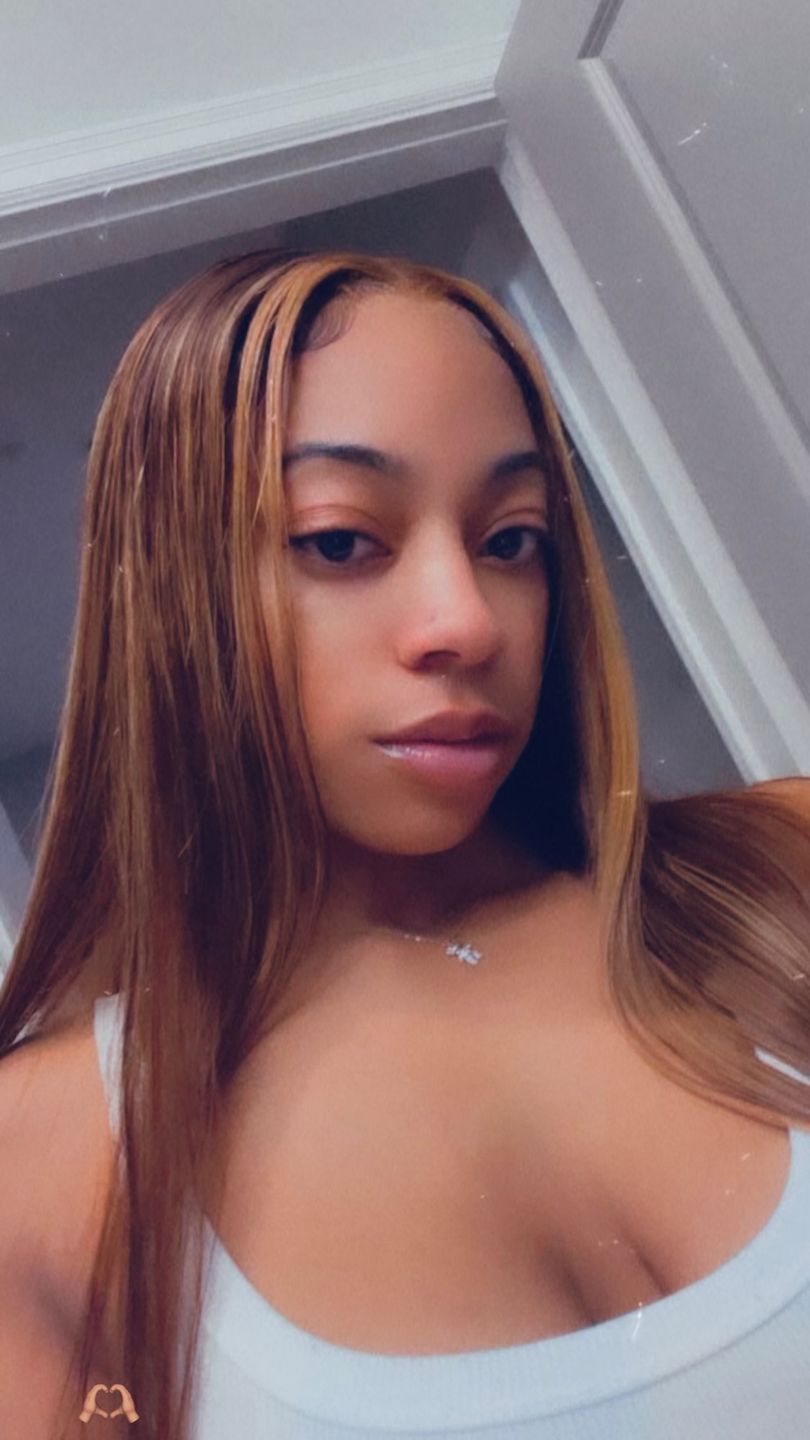 Customer photo review of 30inch Straight Highlighting Wig 4x6 Pre-Cut Lace Wear Go Glueless Wig Beginner Friendly