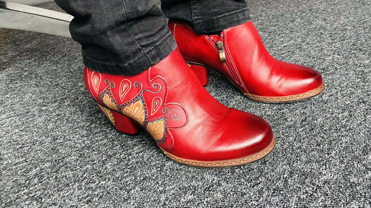 Customer photo review of Retro Pattern Leather Zipper Pumps
