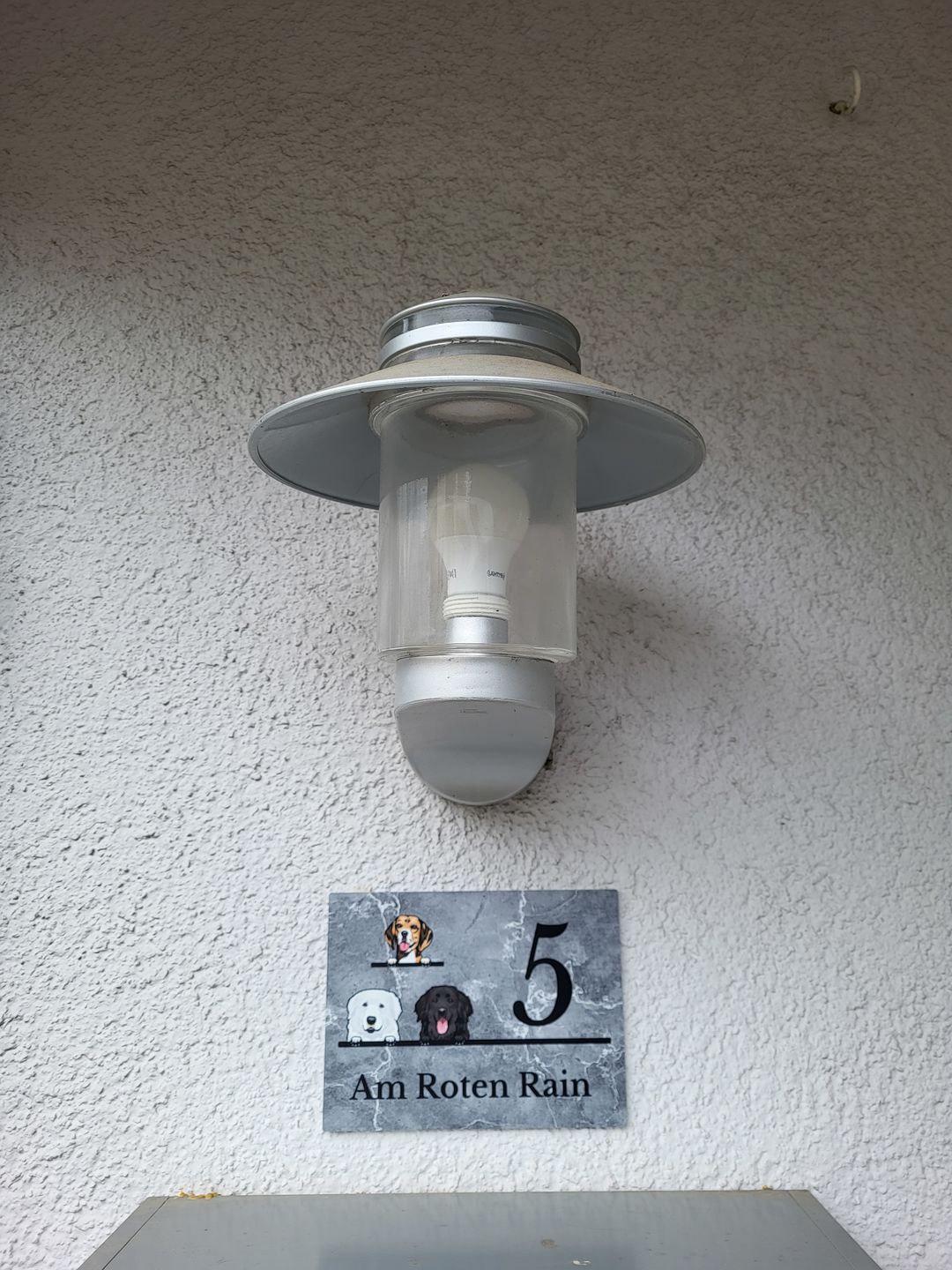 Customer photo review of Hausnummer mit Marmoroptik - Individuelles Türschild
