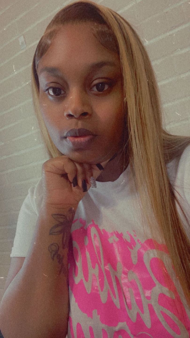 Customer photo review of 30inch Straight Highlighting Wig 4x6 Pre-Cut Lace Wear Go Glueless Wig Beginner Friendly