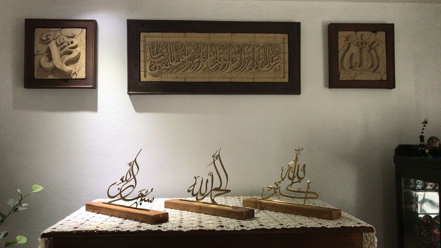 Customer photo review of Subhanallah, Alhamdulillah and AllahuAkbar Arabic Islamic Tabletop Decor with Wooden Stand