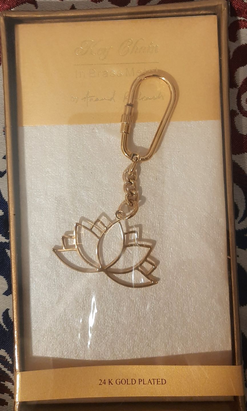 Customer photo review of Keychain Lotus - Goldplated