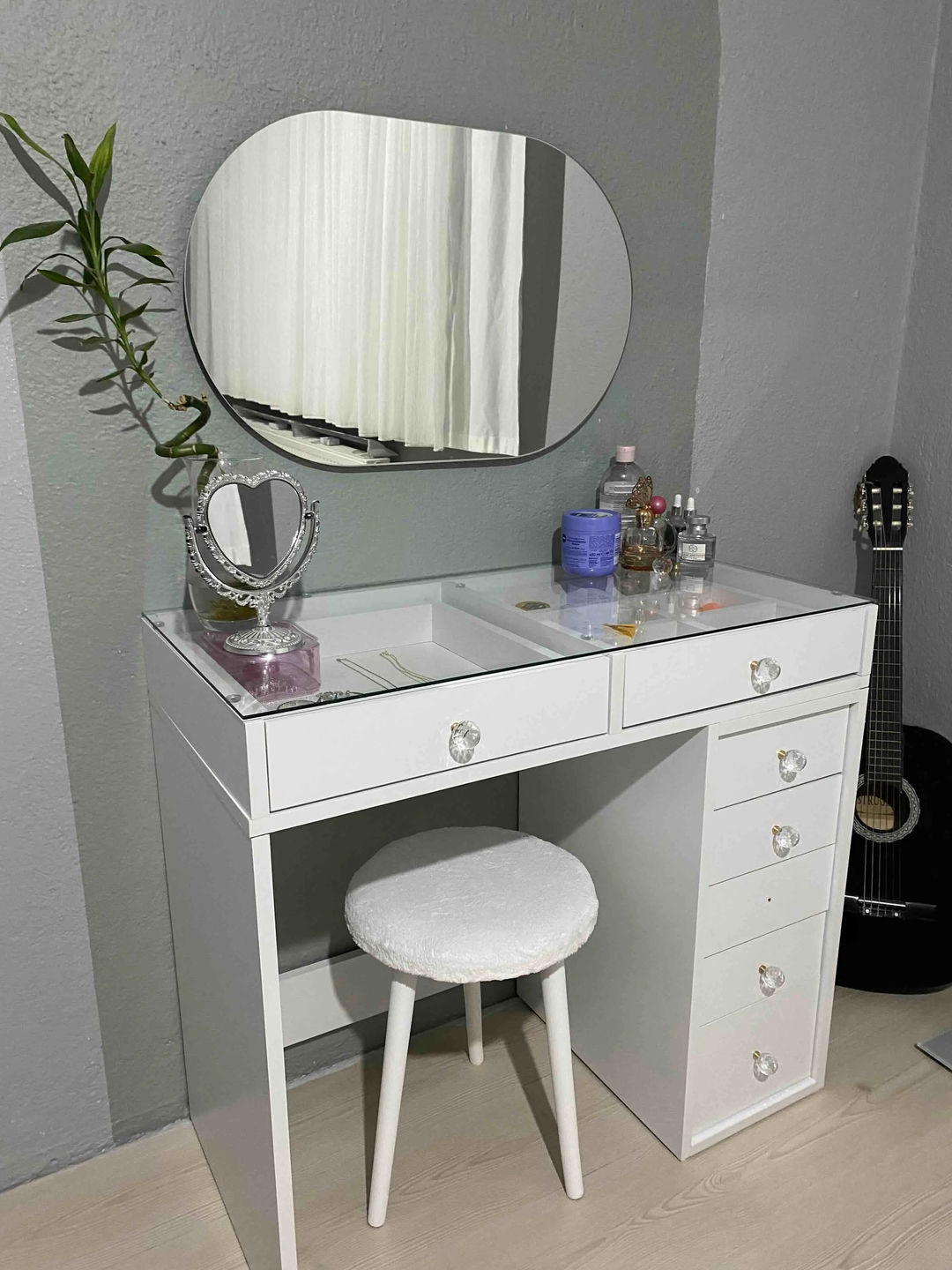 Customer photo review of Rani BJ107 Makyaj Tuvalet Masası 7 Çekmeceli Cam Tablalı Takı Düzenleyici Beyaz