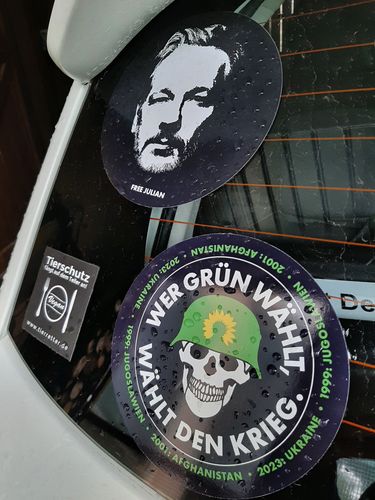 Customer photo review of GROSSE STICKER / AUFKLEBER • FREE JULIAN (10 STK.)