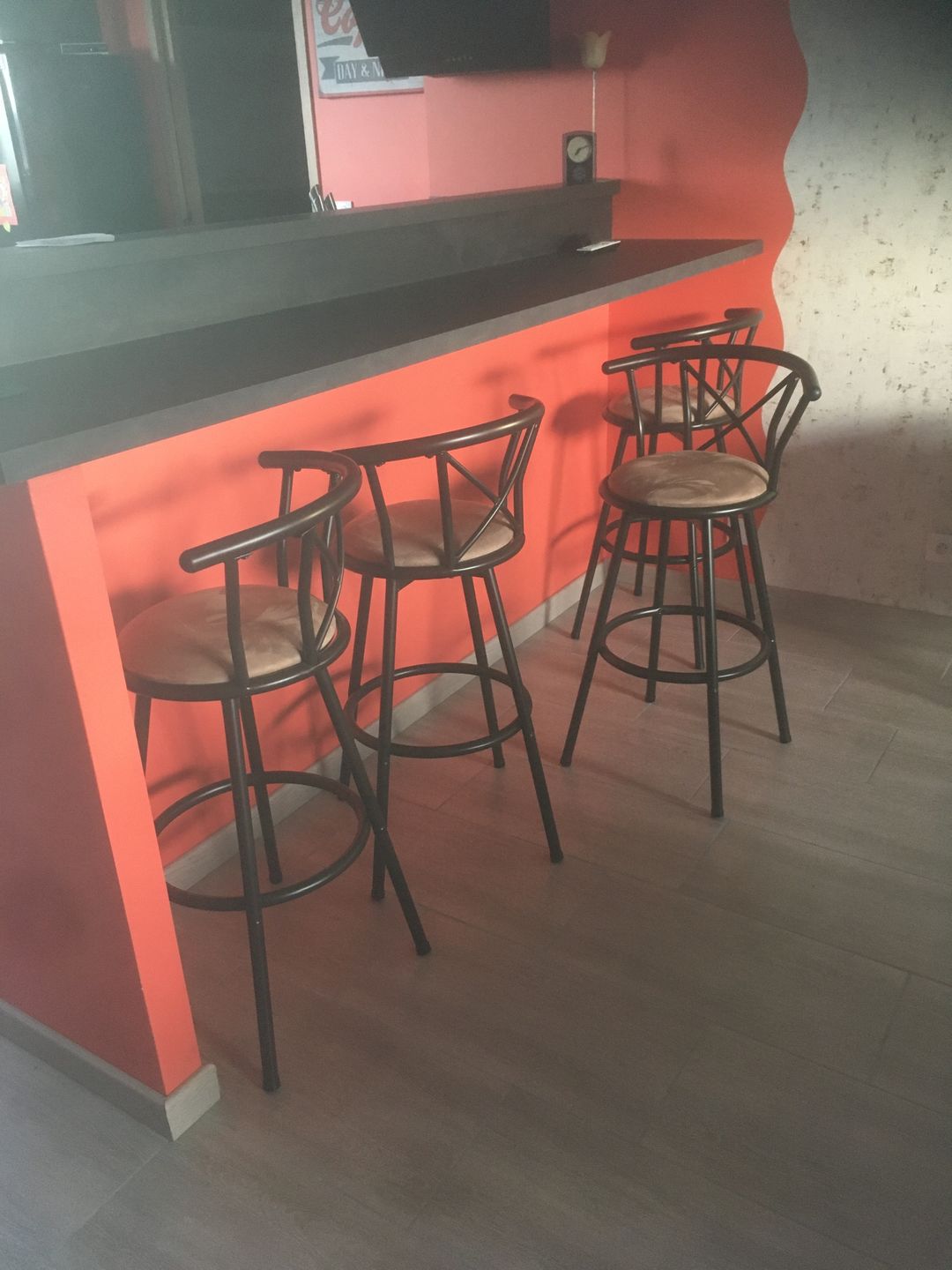 Customer photo review of Lot de 2 Tabourets de bar cuisine style industriel avec pieds en métal assise 360° et repose pieds - HAILEY BROWN - 77 CM