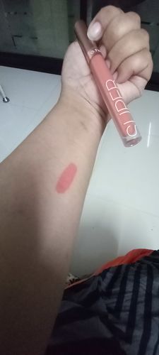 Customer photo review of O.TWO.O HONEY WHISPER VELVET MATTE LIP GLAZE