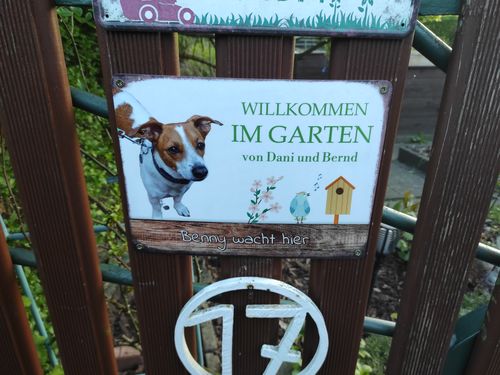 Customer photo review of Hunde Garten-Schild personalisiert mit Foto & Text (UV- und wetterfest)