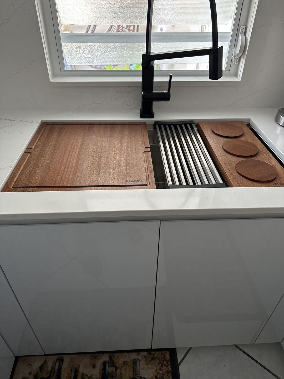 Customer photo review of RUVATI RVH8222 33-inch Workstation Two-Tiered Kitchen Sink Undermount