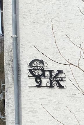 Customer photo review of Hausnummern-Monogramm zweizeilig mit Namensinitialien und kompletten Vor-und Nachnamen (personalisierbar)